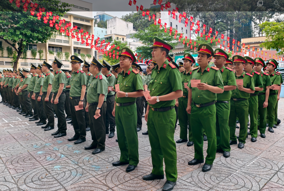 Giám đốc Công An TP.Hồ Chí Minh cùng lực lượng vũ trang bỏ phiếu tại khu vực bầu cử số 7, phường Cầu Ông Lãnh