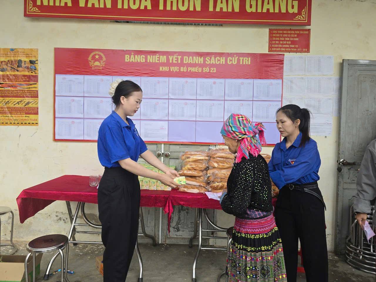 Những hình ảnh đẹp trong ngày hội bầu cử ở vùng cao Lào Cai