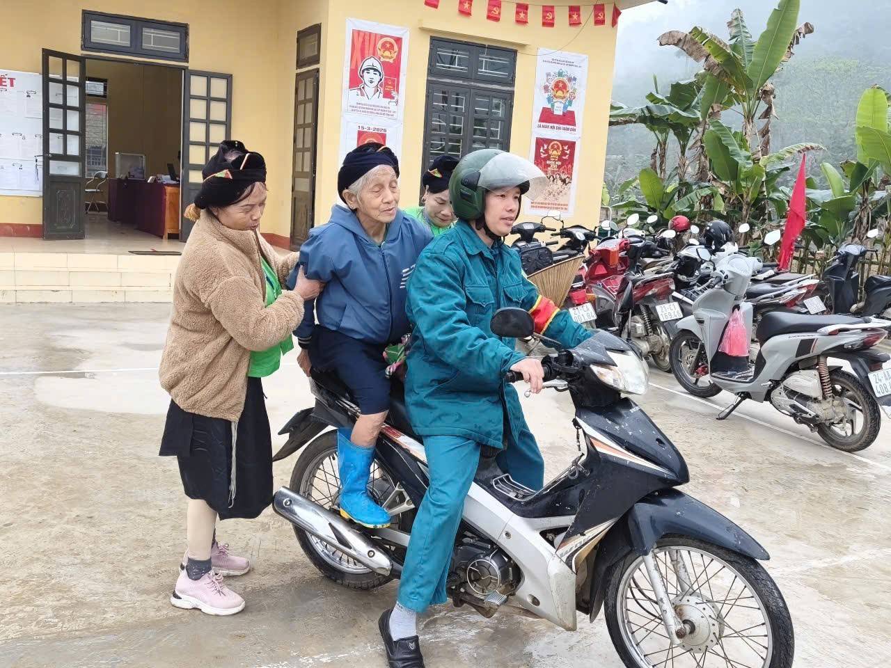 Những hình ảnh đẹp trong ngày hội bầu cử ở vùng cao Lào Cai