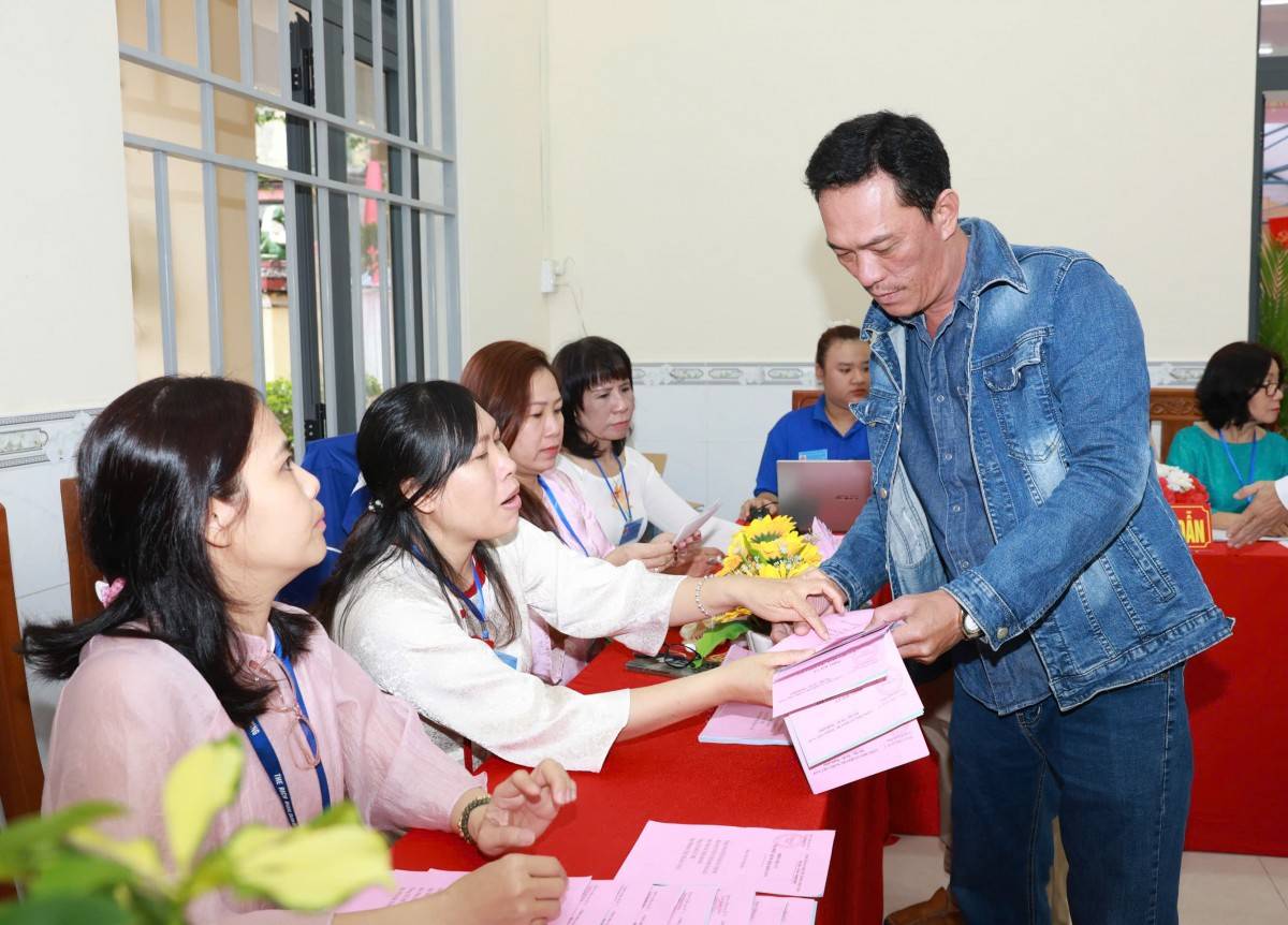 Ngày hội non sông tại Khánh Hòa: Cử tri từ đất liền đến Trường Sa đi bỏ phiếu