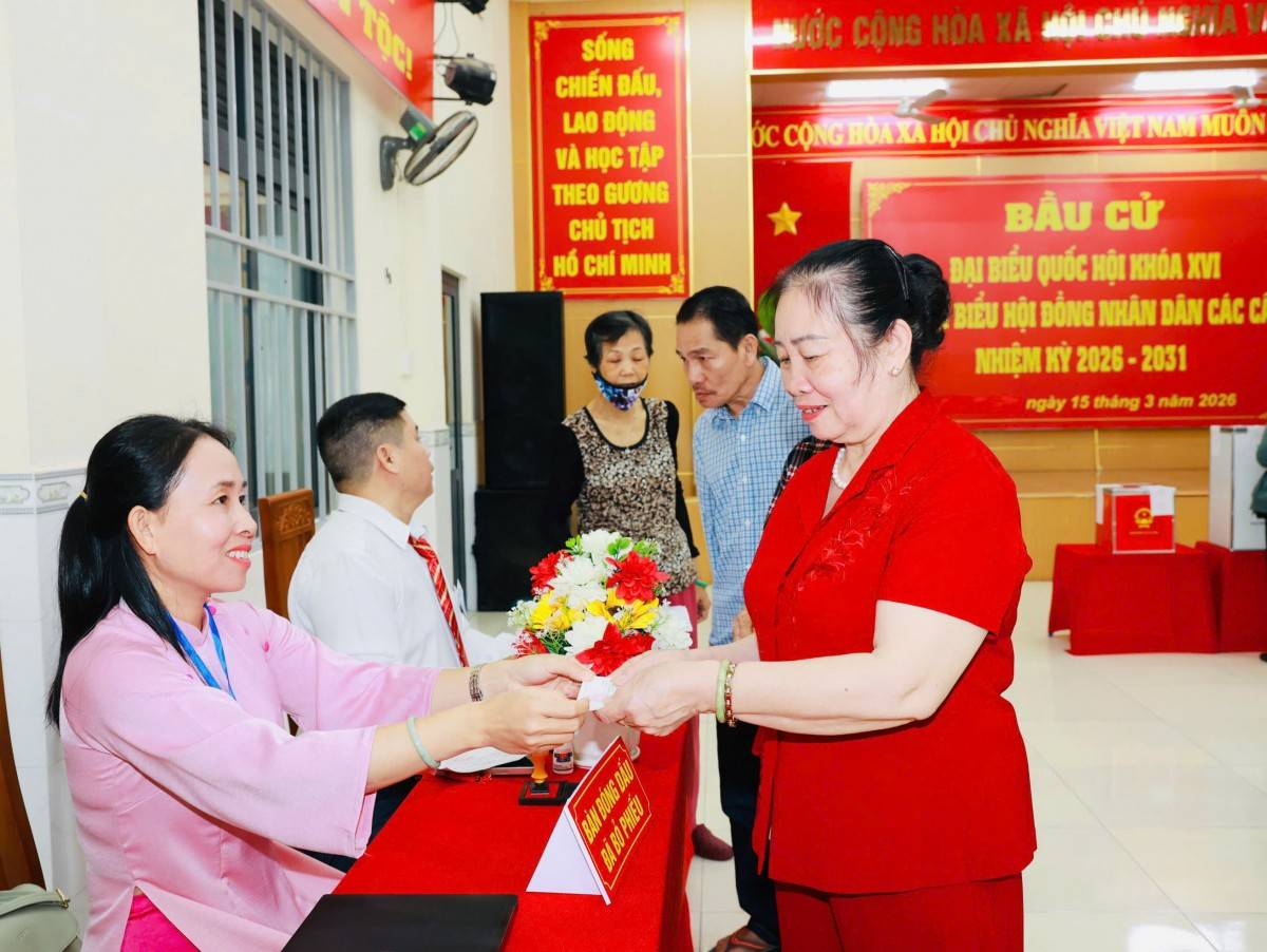 Ngày hội non sông tại Khánh Hòa: Cử tri từ đất liền đến Trường Sa đi bỏ phiếu