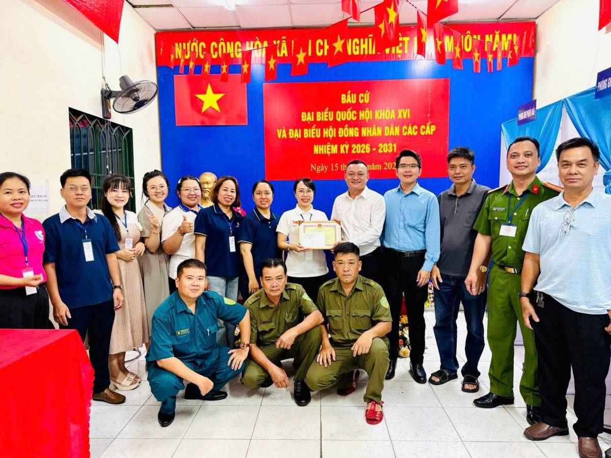 Phường Bình Tân( TP.HCM) khen thưởng đột xuất các Tổ bầu cử hoàn thành sớm nhiệm vụ