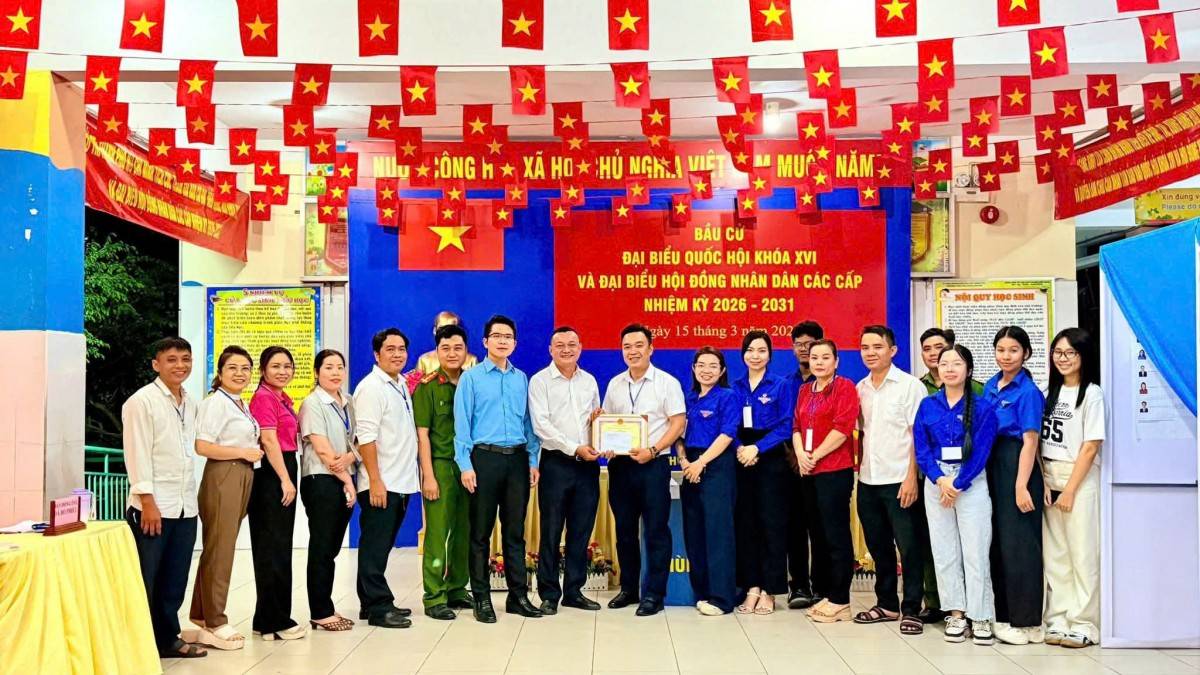 Các tổ được khen thưởng đột xuất gồm Tổ bầu cử số 2, số 3 và số 30.