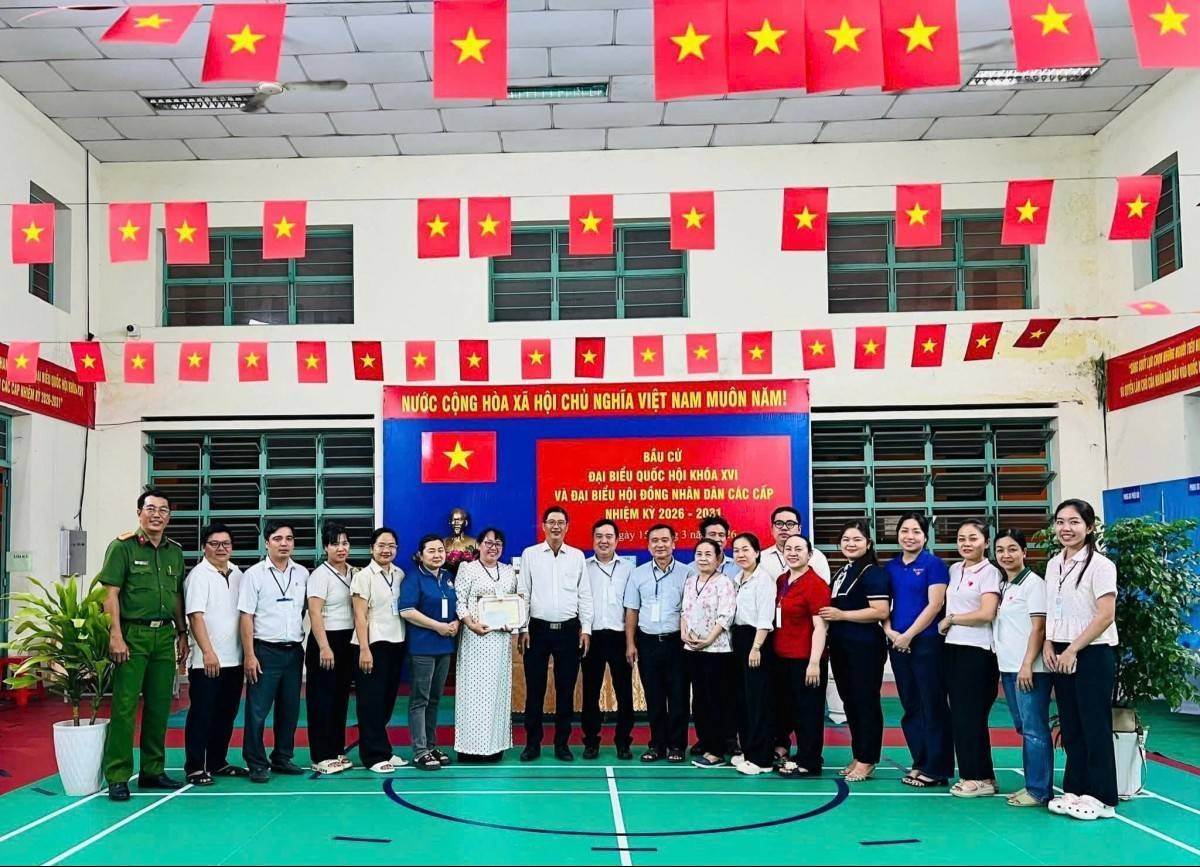 Phường Bình Tân( TP.HCM) khen thưởng đột xuất các Tổ bầu cử hoàn thành sớm nhiệm vụ