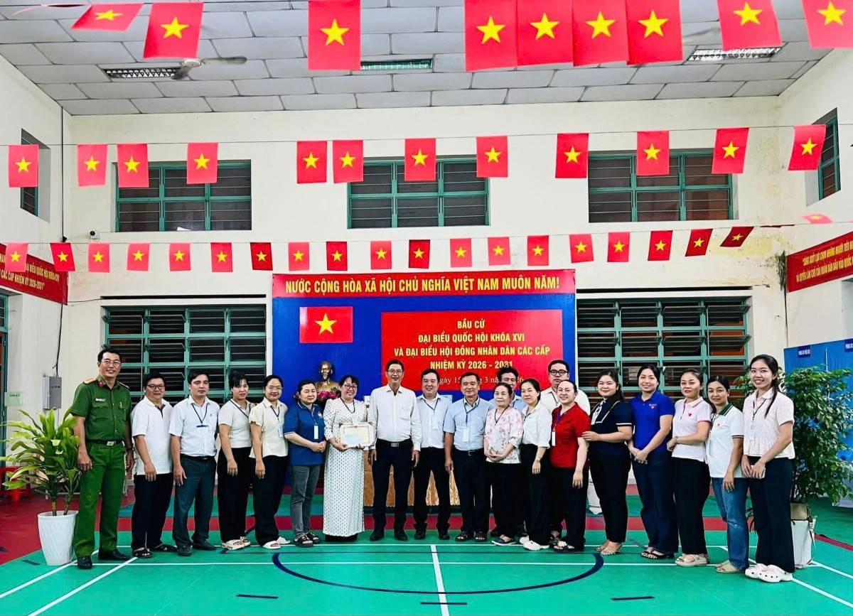 Việc khen thưởng được thực hiện trực tiếp tại các điểm bầu cử