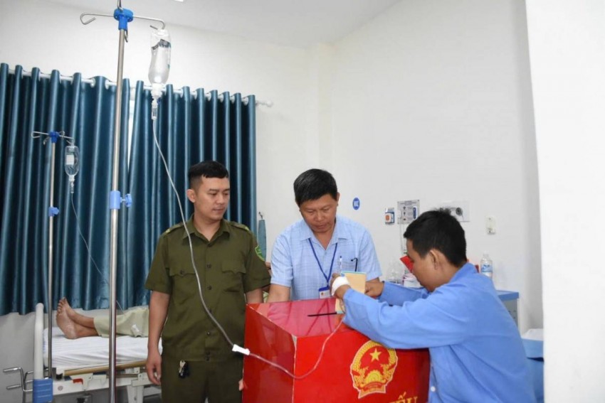 Hòm phiếu được đem đến tận giường bệnh  nhân tại khu vực bỏ phiếu số 27 đặt tại Bệnh viện Đa khoa tỉnh Quảng Ngãi, phường Nghĩa Lộ