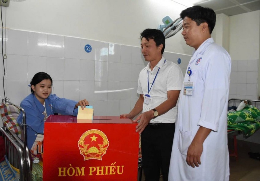 Hòm phiếu được đem đến tận giường bệnh nhân tại khu vực bỏ phiếu số 27 đặt tại Bệnh viện Đa khoa tỉnh Quảng Ngãi, phường Nghĩa Lộ