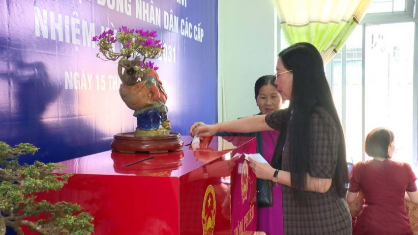 Phó Trưởng ban Tổ chức Trung ương Bùi Thị Quỳnh Vân bỏ phiếu bầu cử tại điểm bầu cử ở Trường Tiểu học Trần Phú, phường Nghĩa Lộ  