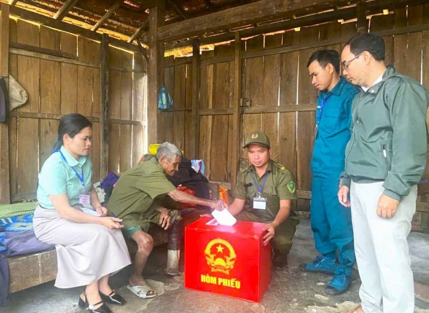 Tổ bầu cử trực tiếp mang hòm phiếu đến tận nhà dân để người dân bầu cử tại xã Tây Trà