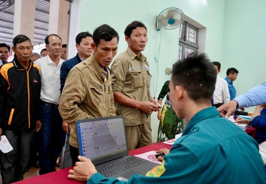 Công nhân tại Khu kinh tế Dung Quất tranh thủ đến điểm bỏ phiếu từ sáng sớm để thực hiện quyền và nghĩa vụ công dân trước giờ vào ca làm việc
