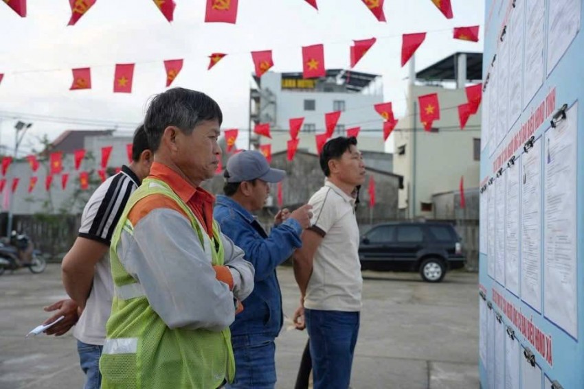 hàng nghìn cử tri là công nhân, người lao động đang làm việc tại các nhà máy, xí nghiệp trọng điểm đã nô nức tham gia bầu cử sớm.
