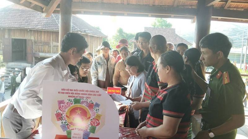 Từ sáng sớm, nhiều cử tri đồng bào Xơ Đăng đã tạm gác công việc nương rẫy, cùng nhau đến điểm bỏ phiếu