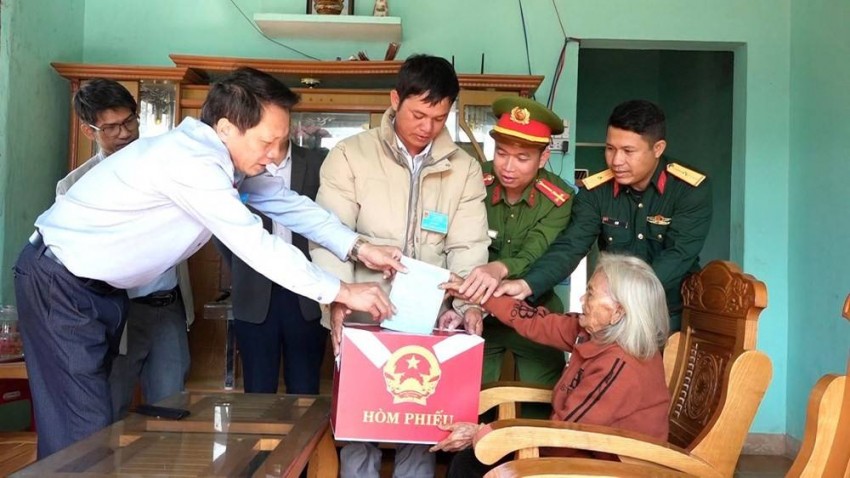 Ủy ban bầu cử xã Tu Mơ Rông mang thùng phiếu đến tận nhà cho 20 cử tri đặc biệt, gồm Mẹ Việt Nam anh hùng Y Tría và những người tuổi cao sức yếu, bị bại liệt để bỏ phiếu