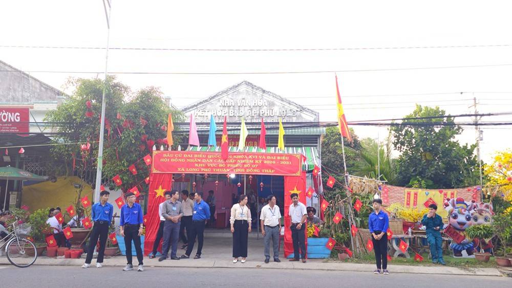 Tại các khu vực bỏ phiếu trên địa bàn tỉnh, lực lượng đoàn viên, thanh niên tích cực hỗ trợ, hướng dẫn cử tri thực hiện các bước bầu cử theo quy định