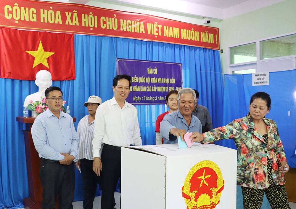 Phó Chủ tịch Ủy ban nhân dân tỉnh Nguyễn Thành Diệu kiểm tra khu vực bỏ phiếu số 20, ấp Đôi Ma 2, xã Gia Thuận