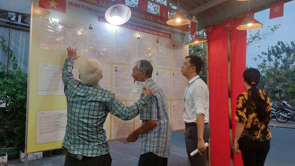 Cử tri xem kỹ danh sách các ứng cử viên trước khi vào bỏ phiếu