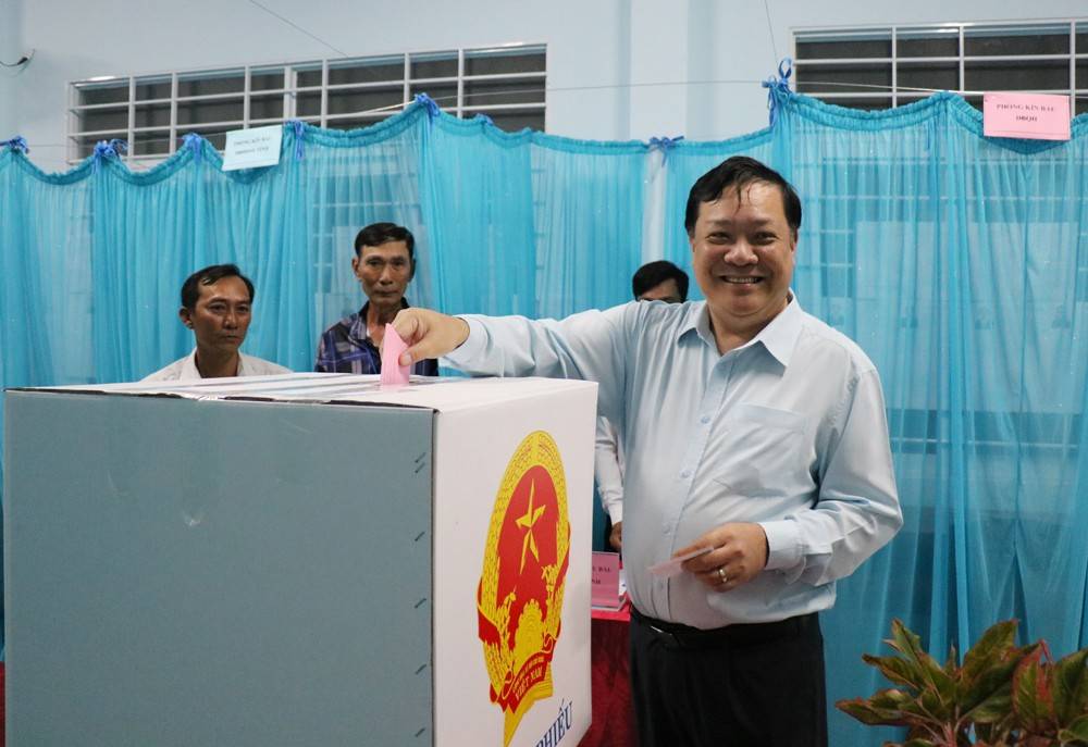 Ông Phạm Thành Ngại - Phó Bí thư Tỉnh ủy, Chủ tịch Ủy ban nhân dân tỉnh bỏ lá phiếu đầu tiên vào thùng phiếuTổ bầu cử số 11 (Khu phố 11, phường Gò Công)