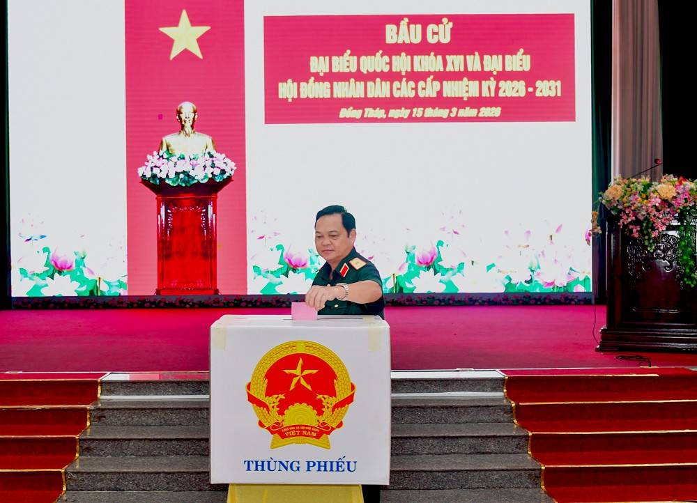 Thiếu tướng Phạm Văn Thanh bỏ phiếu bầu cử