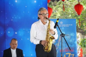 Nhạc Jazz hòa nhịp giai điệu Việt giữa phố đi bộ Hồ Gươm