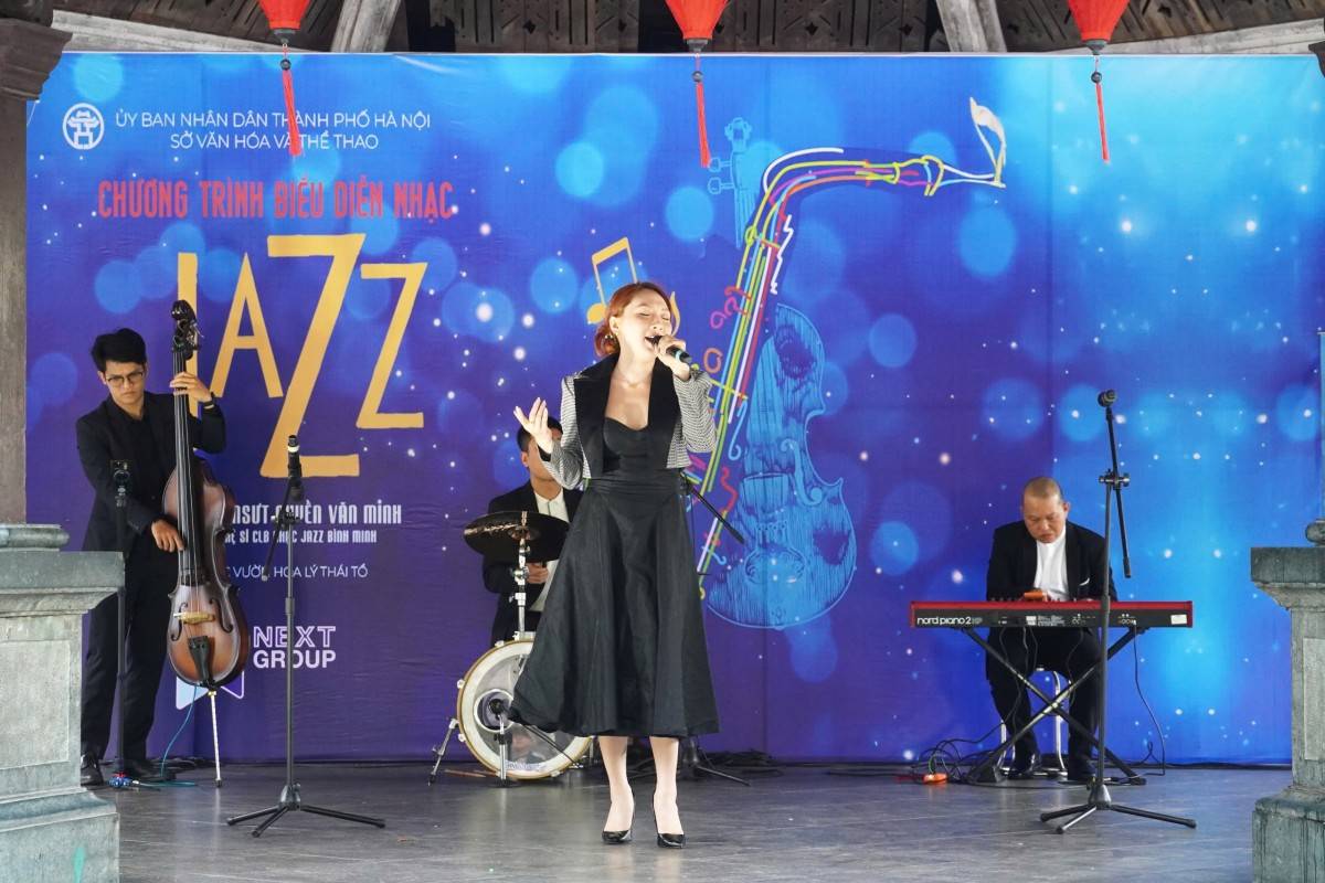 Nhạc Jazz hòa nhịp giai điệu Việt giữa phố đi bộ Hồ Gươm