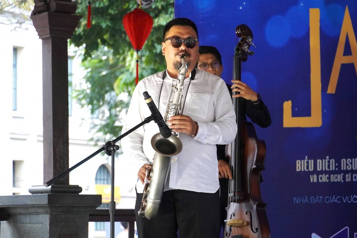 Nhạc Jazz hòa nhịp giai điệu Việt giữa phố đi bộ Hồ Gươm