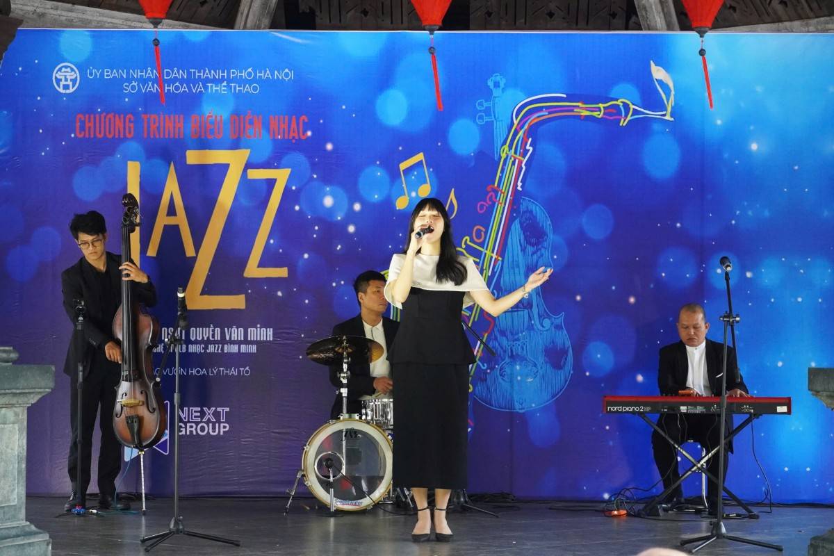 Nhạc Jazz hòa nhịp giai điệu Việt giữa phố đi bộ Hồ Gươm