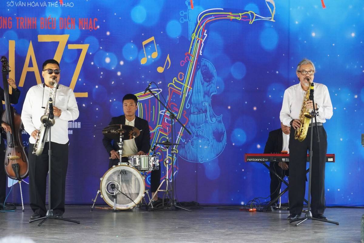 Nhạc Jazz hòa nhịp giai điệu Việt giữa phố đi bộ Hồ Gươm