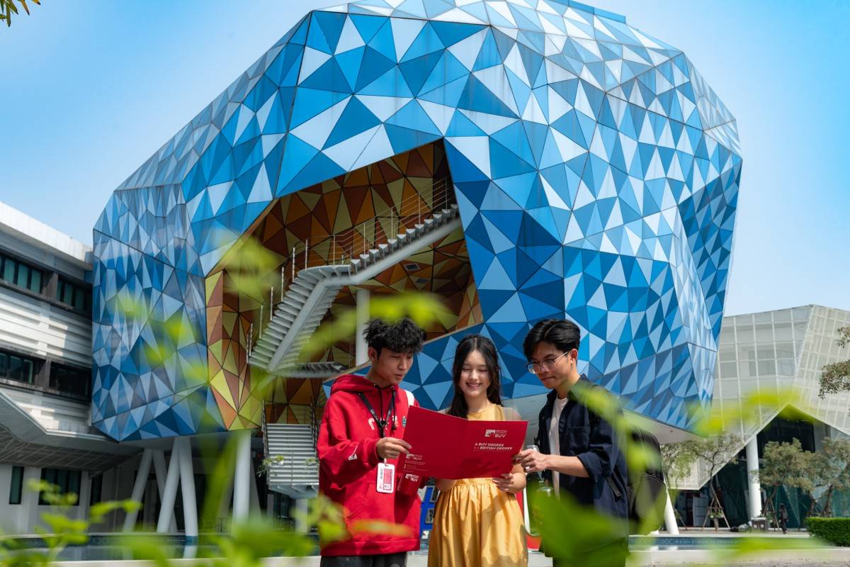 Chu Thị Phương Anh – cử nhân xuất sắc chương trình Digital & Social Media Marketing của Trường Đại học Anh Quốc Việt Nam (BUV) – đã nhận được thư trúng tuyển chương trình Thạc sĩ Learning Design, Innovation & Technology tại Harvard Graduate School of Education. 