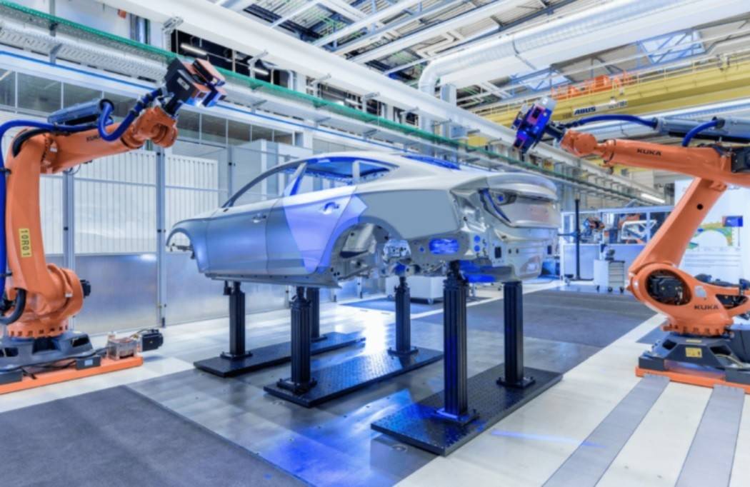 Ở các nhà máy thông minh, máy móc được kết nối internet và liên kết với nhau qua hệ thống có thể tự hình dung toàn bộ quy trình sản xuất rồi đưa ra quyết định.