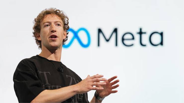 Giờ đã là một trong những tỷ phú giàu nhất hành tinh, nhưng Mark Zuckerberg giản dị với áo phông.