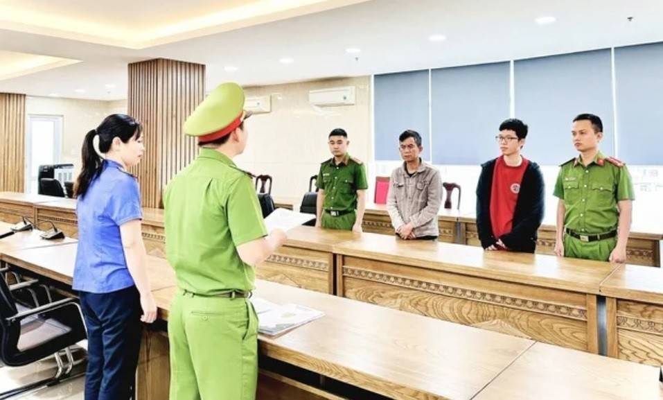 Cơ quan CSĐT Công an TP. Đà Nẵng đã tống đạt Quyết định khởi tố vụ án, khởi tố bị can và lệnh bắt tạm giam đối với Trần Văn Hiếu và Lê Xuân Lợi (Ảnh: Công an Đà Nẵng).