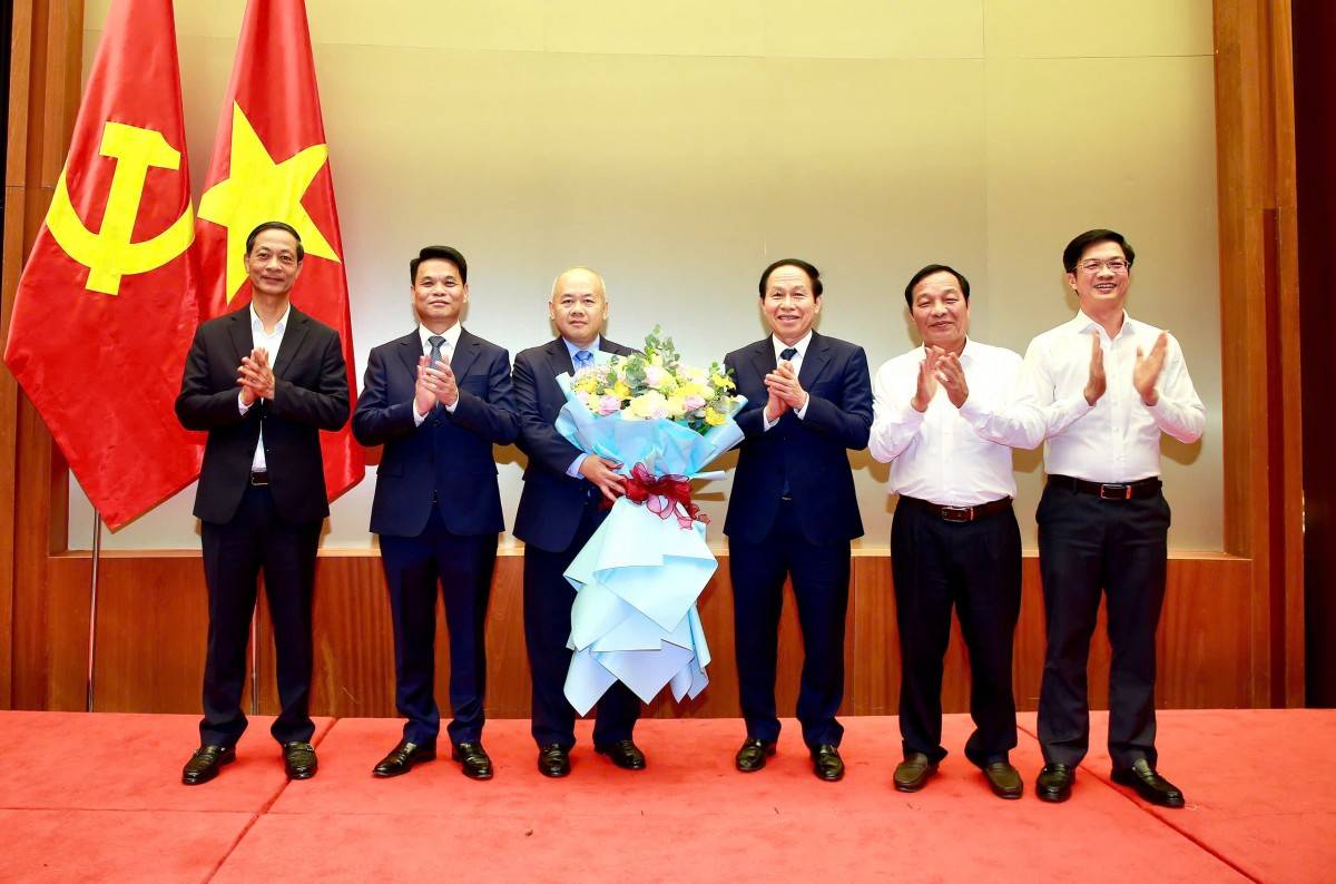 Thường trực Thành ủy tặng hoa chúc mừng đồng chí Đỗ Thành Trung.