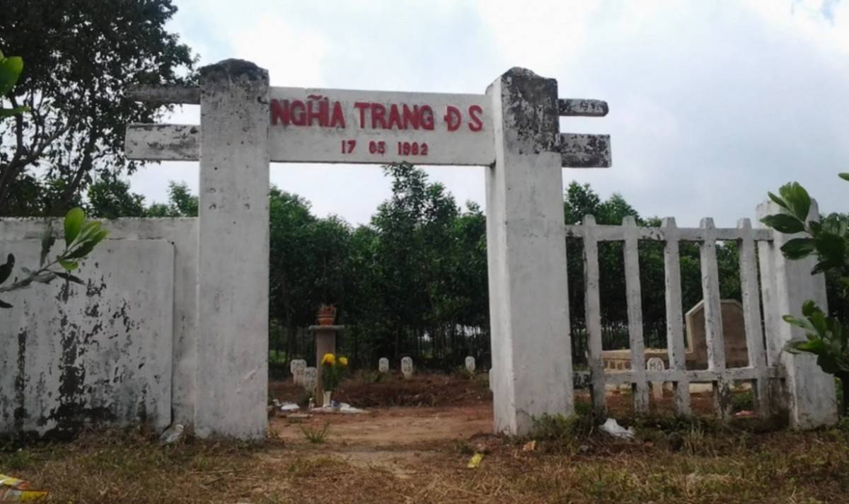 Nghĩa trang ĐS (đường sắt) - nơi chôn cất nạn nhân tại nạn đường sắt năm 1982 hiện nằm cuối con đường tên suối Dinh thuộc ấp Lộc Hòa, xã Tây Hòa, huyện Trảng Bom (Đồng Nai).