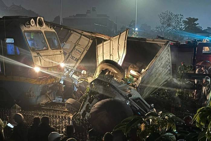 Tàu SE3 chạy qua khu gian Văn Điển - Thường Tín đã tông vào xe tải đang chắn ngang đường sắt, khiến 2 người thương vong tối 25/2/2026.