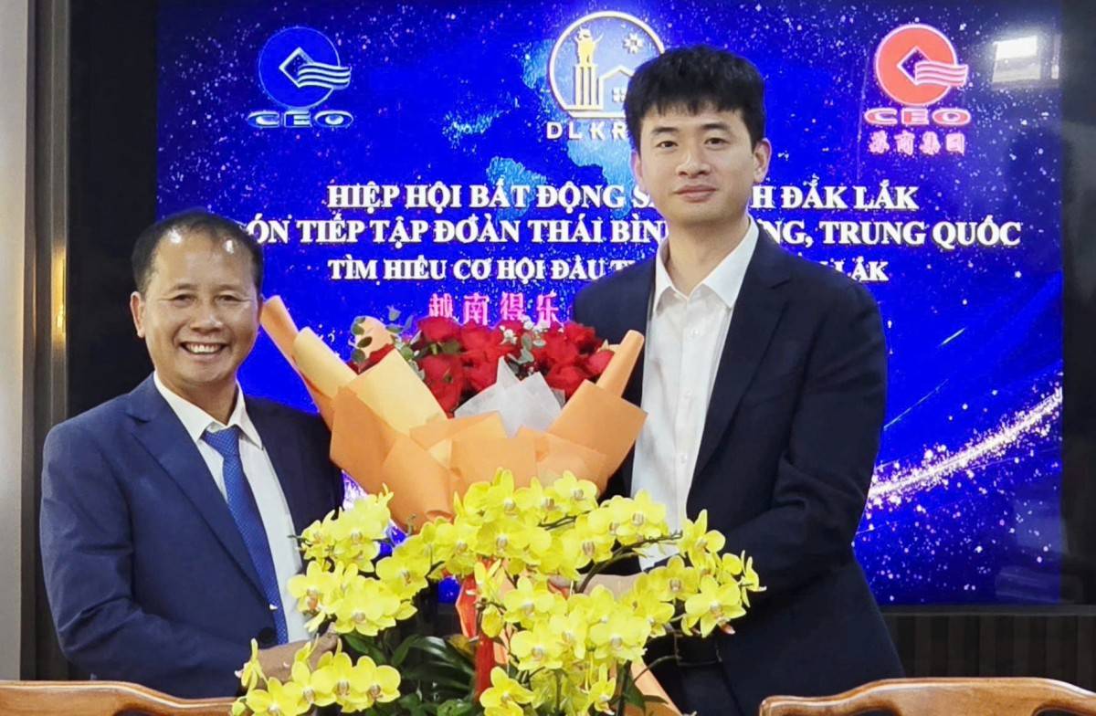 Ông Tăng Khải, thành viên HĐQT Tập đoàn Xây dựng Vân Phàm (bên trái ảnh) nhận hoa chúc mừng từ ông Trần Tiến Lợi, Chủ tịch Hiệp hội Bất động sản Đắk Lắk.