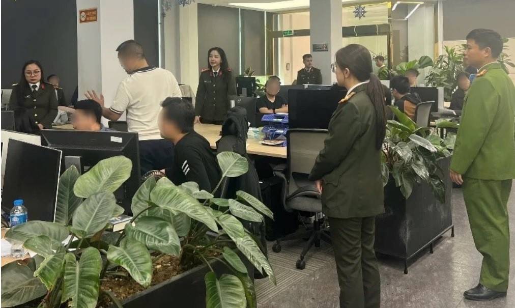 Lực lượng chức năng thực hiện khám xét địa điểm làm việc của các đối tượng (Ảnh: Công an Hà Nội).