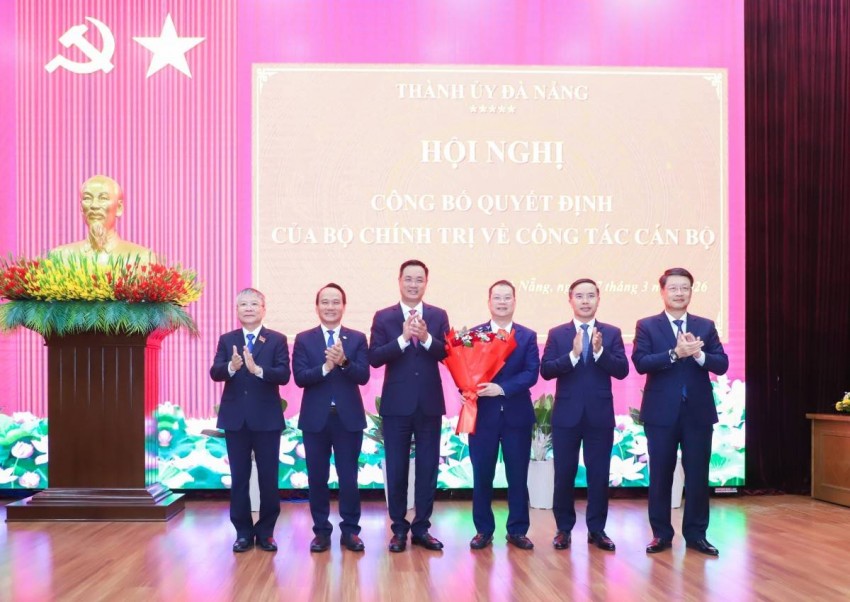 Thường trực Thành ủy Đà Nẵng tặng hoa chúc mừng đồng chí Nguyễn Mạnh Hùng