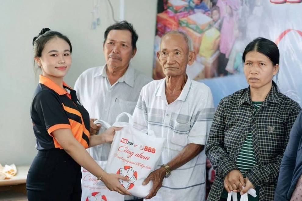 Đoàn thiện nguyện U888 trao quà và đèn năng lượng mặt trời cho hộ khó khăn tại Cà Đú, Đắk Lắk