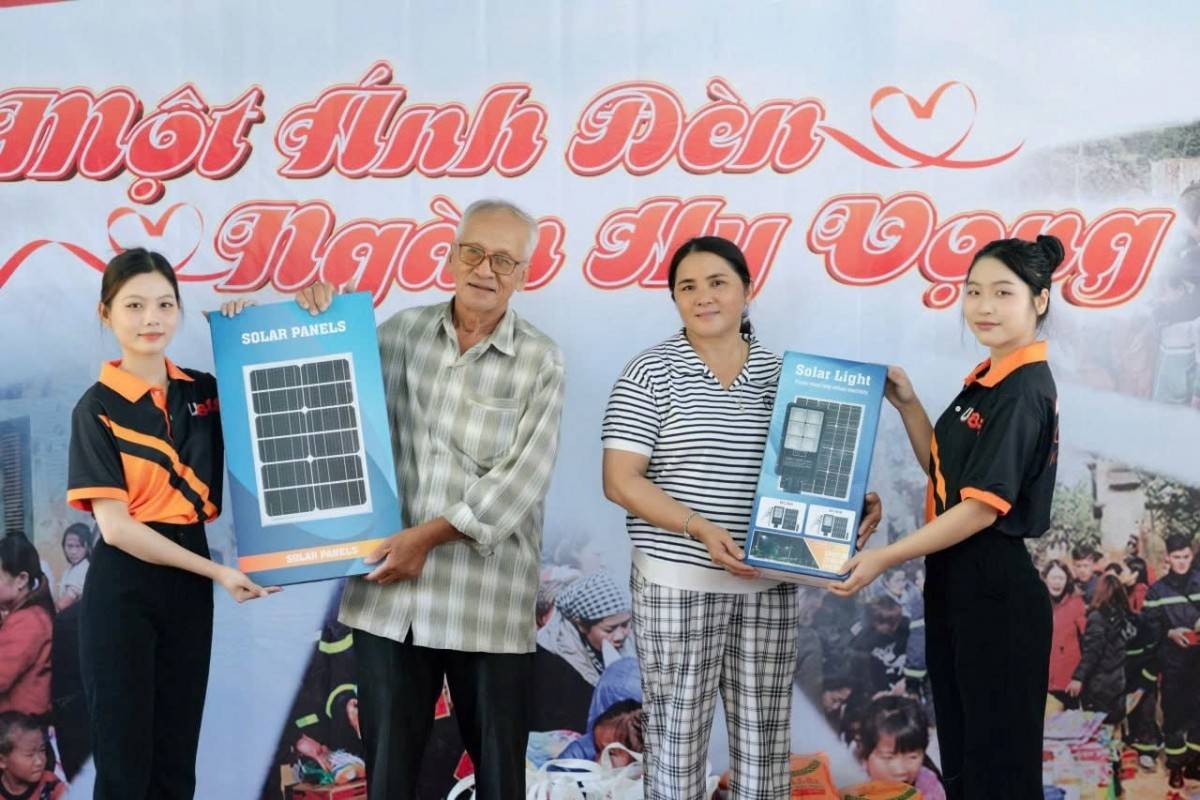 Đắk Lắk: Đoàn thiện nguyện U888 trao quà và đèn năng lượng mặt trời cho hộ khó khăn tại Cà Đú
