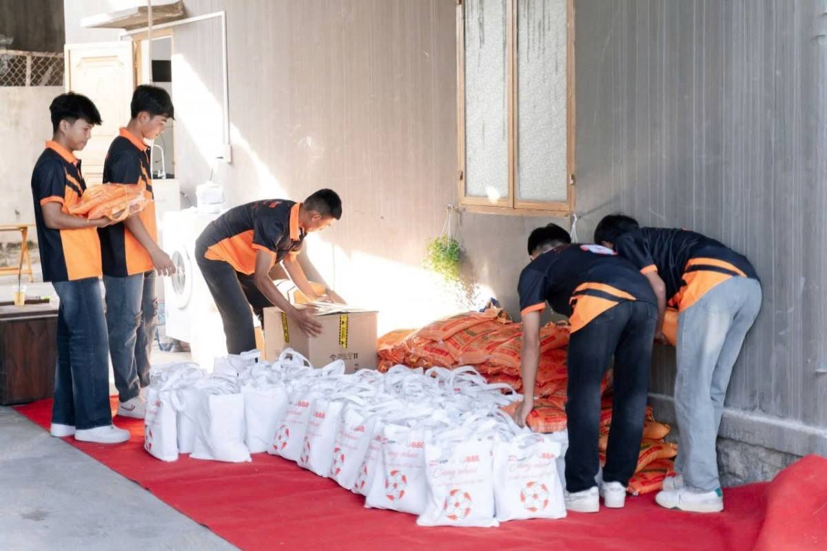 Đắk Lắk: Đoàn thiện nguyện U888 trao quà và đèn năng lượng mặt trời cho hộ khó khăn tại Cà Đú