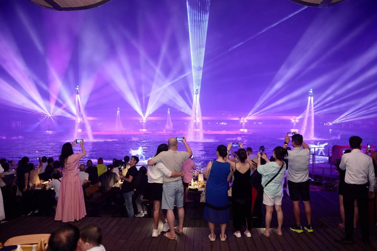  Các show diễn nghệ thuật đình đám được tổ chức mỗi tối tại Thị trấn Hoàng Hôn, nam đảo Phú Quốc thu hút lượng lớn du khách. Ảnh: Ánh Dương.