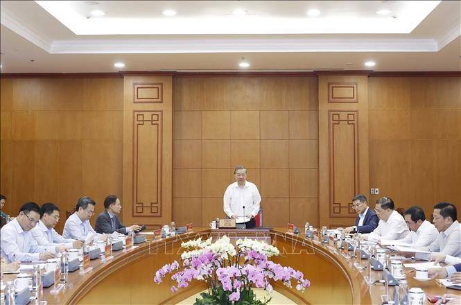 Tổng Bí thư yêu cầu các cơ quan liên quan cần có chiến lược cụ thể nhằm tái cơ cấu nền kinh tế, từng bước cân bằng cán cân thương mại nhưng vẫn bảo đảm mục tiêu tăng trưởng kinh tế (Ảnh: Thống Nhất/TTXVN).