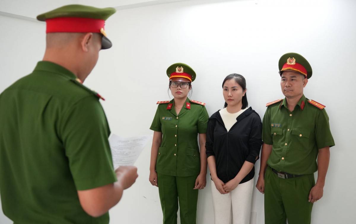 Đối tượng Trần Thị Xuân (người mặc áo màu đen) tại Cơ quan Cảnh sát điều tra.