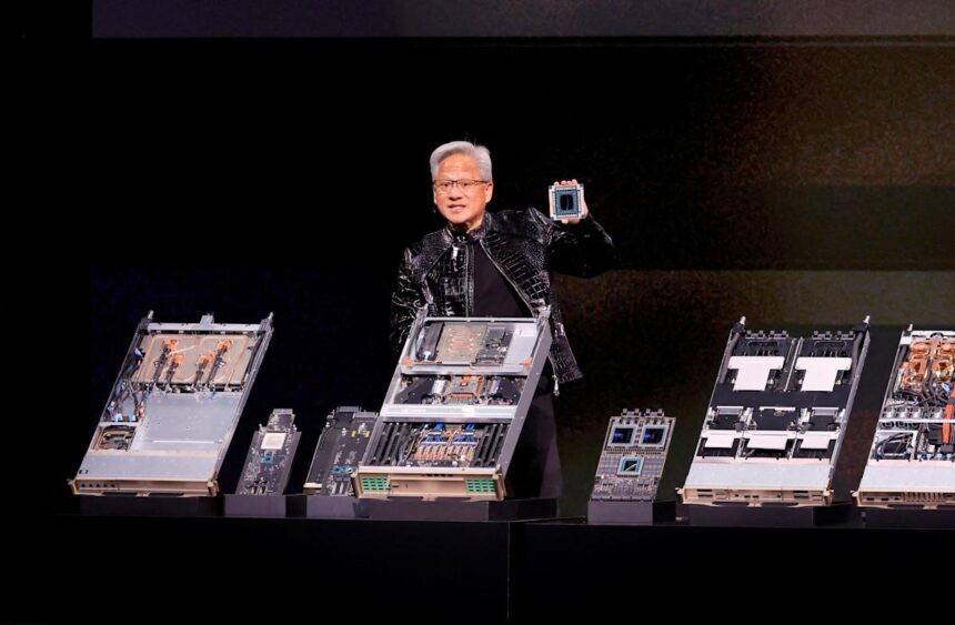 CEO Nvidia Jensen Huang phát biểu bên cạnh hệ thống Vera Rubin tại hội nghị AI toàn cầu GTC 2026 ở San Jose, California (Mỹ), ngày 16-3