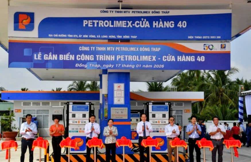 Petrolimex Đồng Tháp vừa đưa vào hoạt động Petrolimex - Cửa hàng 40 góp phần phục vụ phát triển kinh tế - xã hội của địa phương.