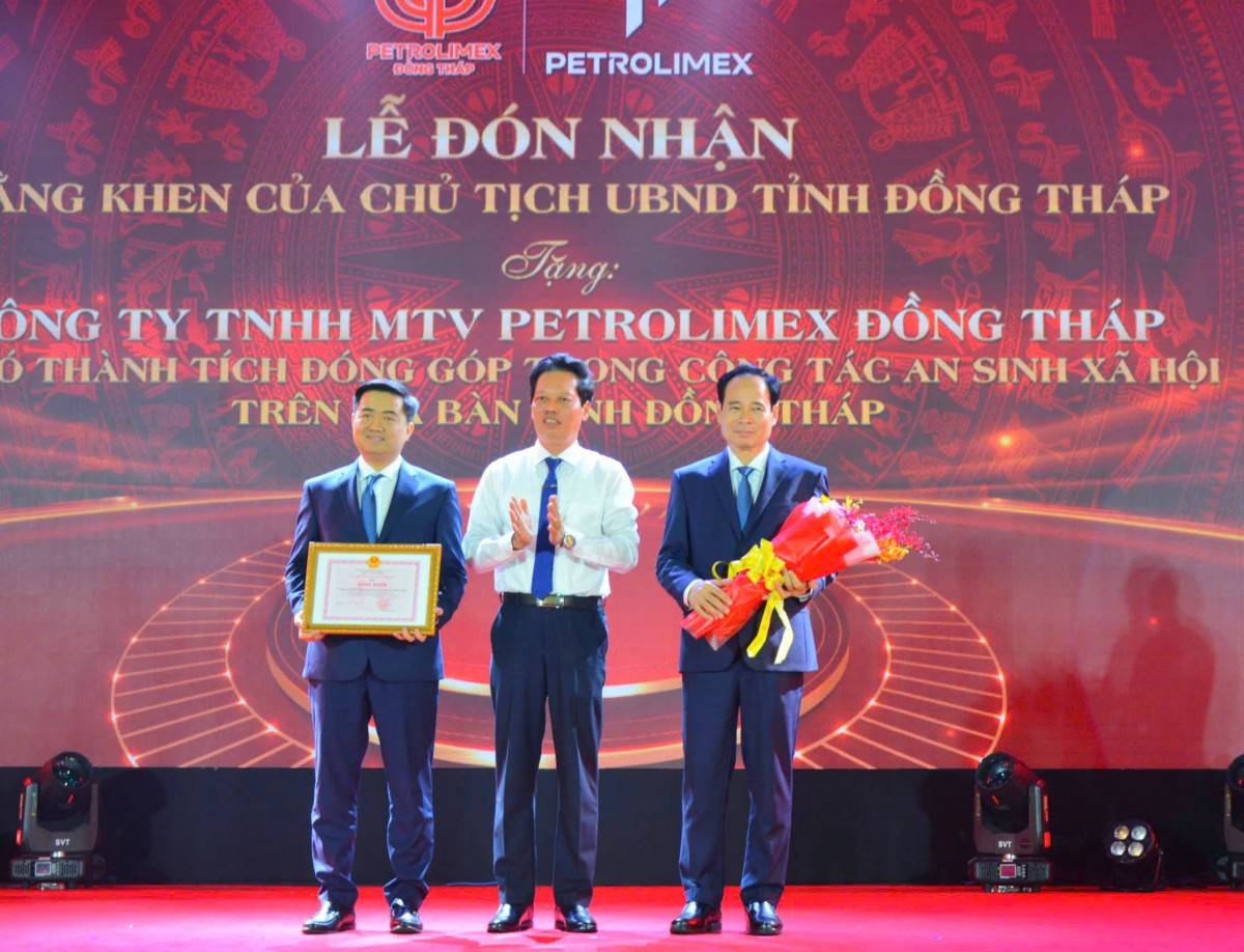 Petrolimex Đồng Tháp vinh dự đón nhận Cờ Thi đua của Chính phủ và Bằng khen của UBND Tỉnh Đồng Tháp