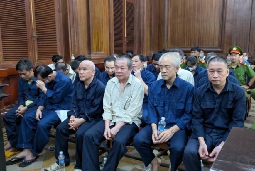 Các bị cáo trong vụ án sai phạm tại các trung tâm đào tạo lái xe thuộc Trường Cao đẳng Giao thông vận tải Trung ương III.