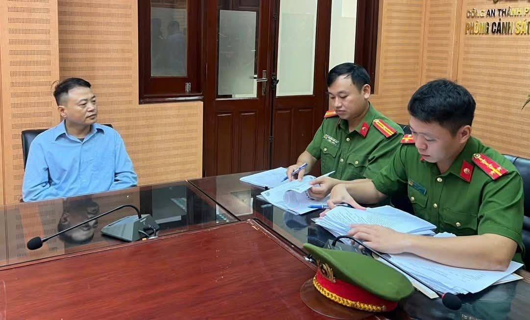 Ông Nguyễn Hòa Bình làm việc với cơ quan điều tra (Ảnh: Cơ quan Công an).