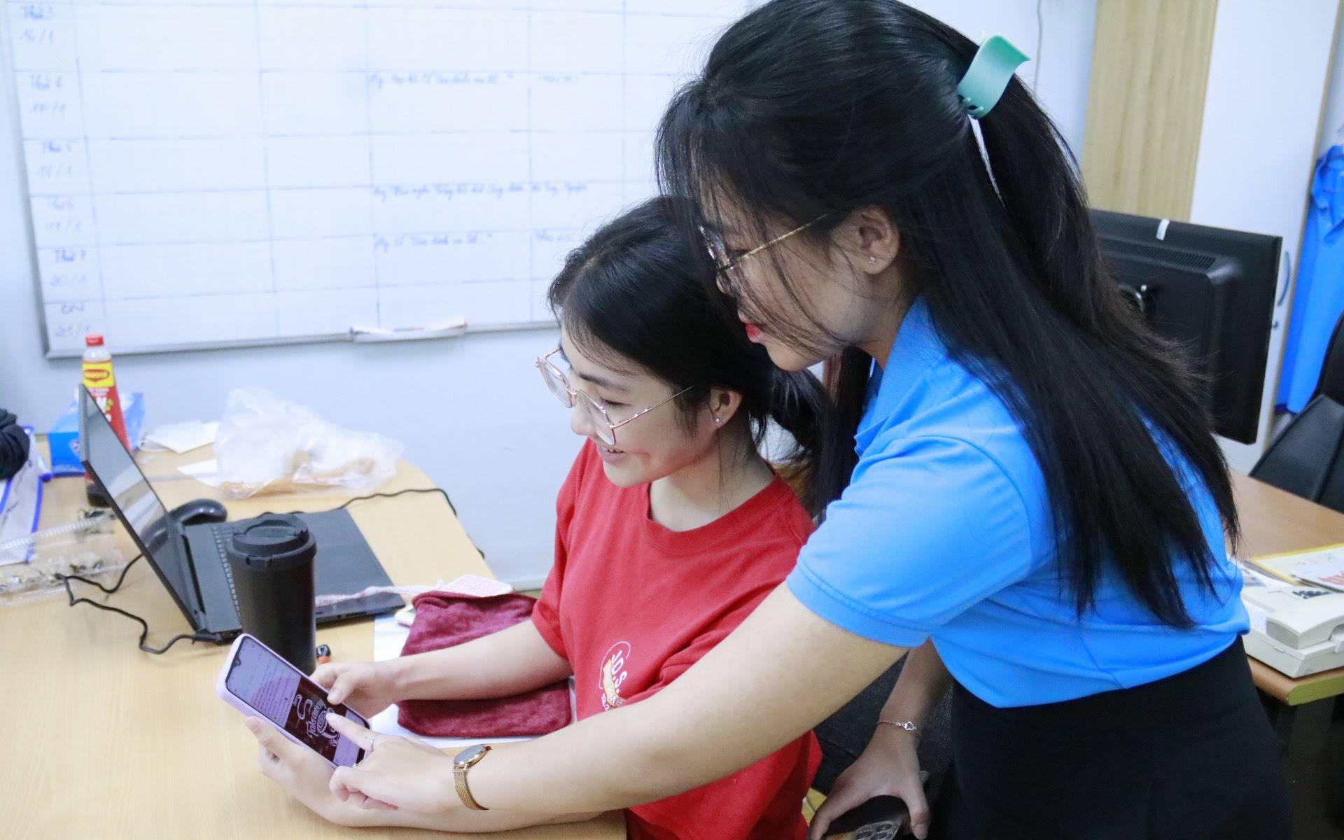 Cục Thuế làm rõ cách tính thuế thu nhập cá nhân với tiền lương làm thêm dịp Tết