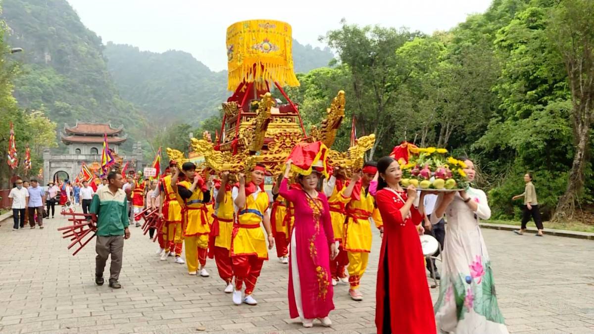 Rước kiệu là một trong những nghi lễ chính trong Lễ hội Hoa Lư. Ảnh minh hoạ